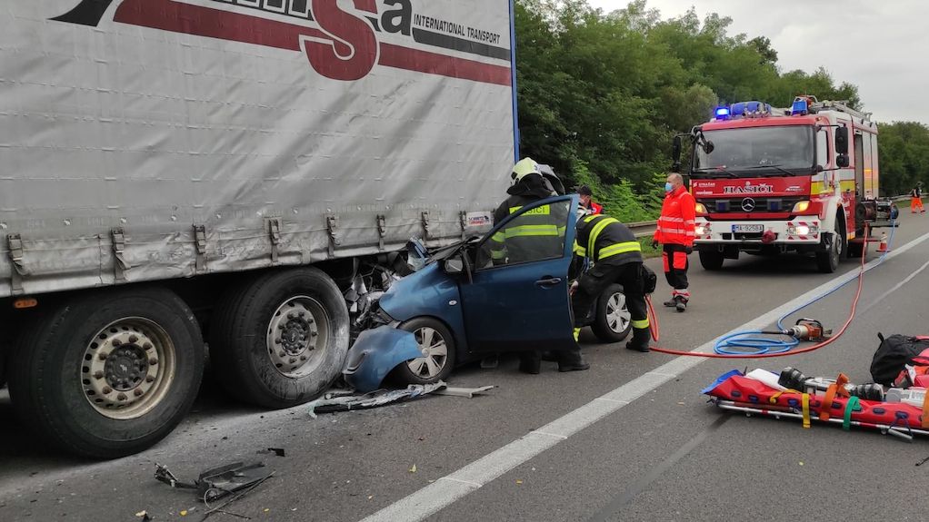 Řidička vletěla u Malacek pod kamion, zemřel s ní i 15letý chlapec